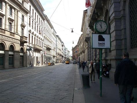 Milan Via Manzoni (Via Alessandro Manzoni) .